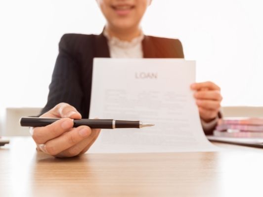 What is the Difference Between a Broker and a Lender?